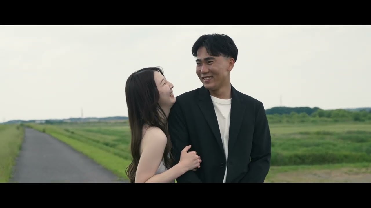 ウェディングムービーのワンシーン（河川敷で寄り添うおふたり）